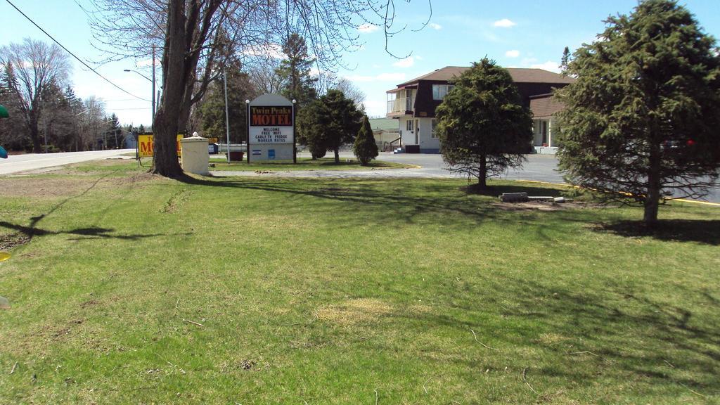 Twin Peaks Motel Napanee Exterior foto